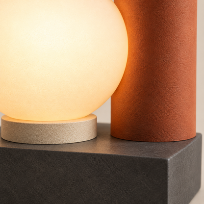 Moderne LED-Tischleuchte mit Lichtkugel – Geometrische Ambientelampe in warmen Naturtönen