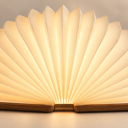Faltbare Fächerlampe mit Holzsockel – Dekorative Ambienteleuchte im modernen Buchdesign