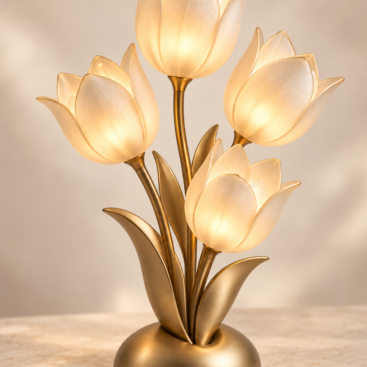 Dekorative LED-Tulpen-Tischleuchte in Goldoptik – Florale Ambientelampe mit vier Leuchtblüten